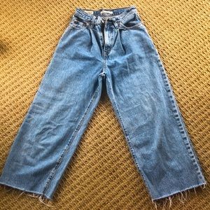 Levi’s rib cage pleated crop jeans. W24 L25